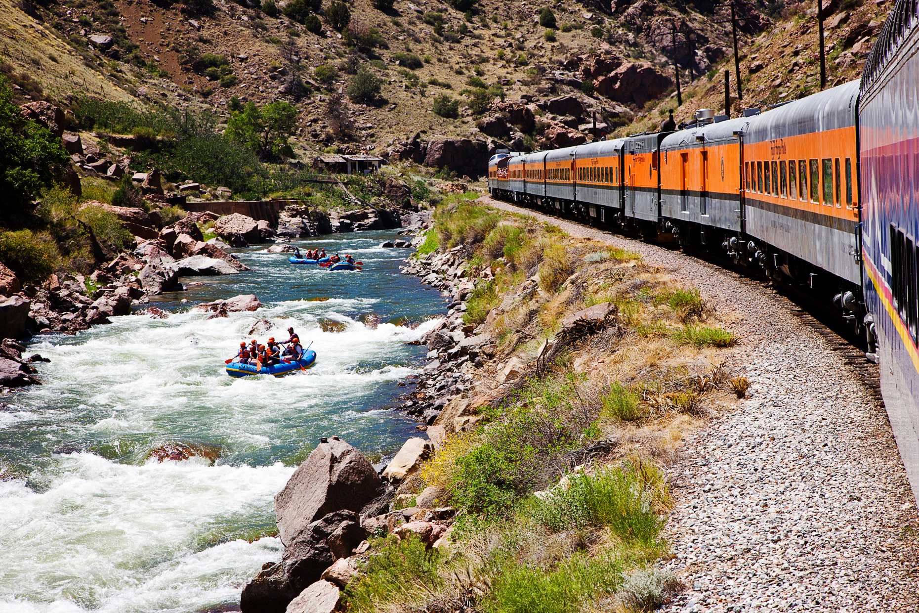 Popular tourist train runs through the 1,000