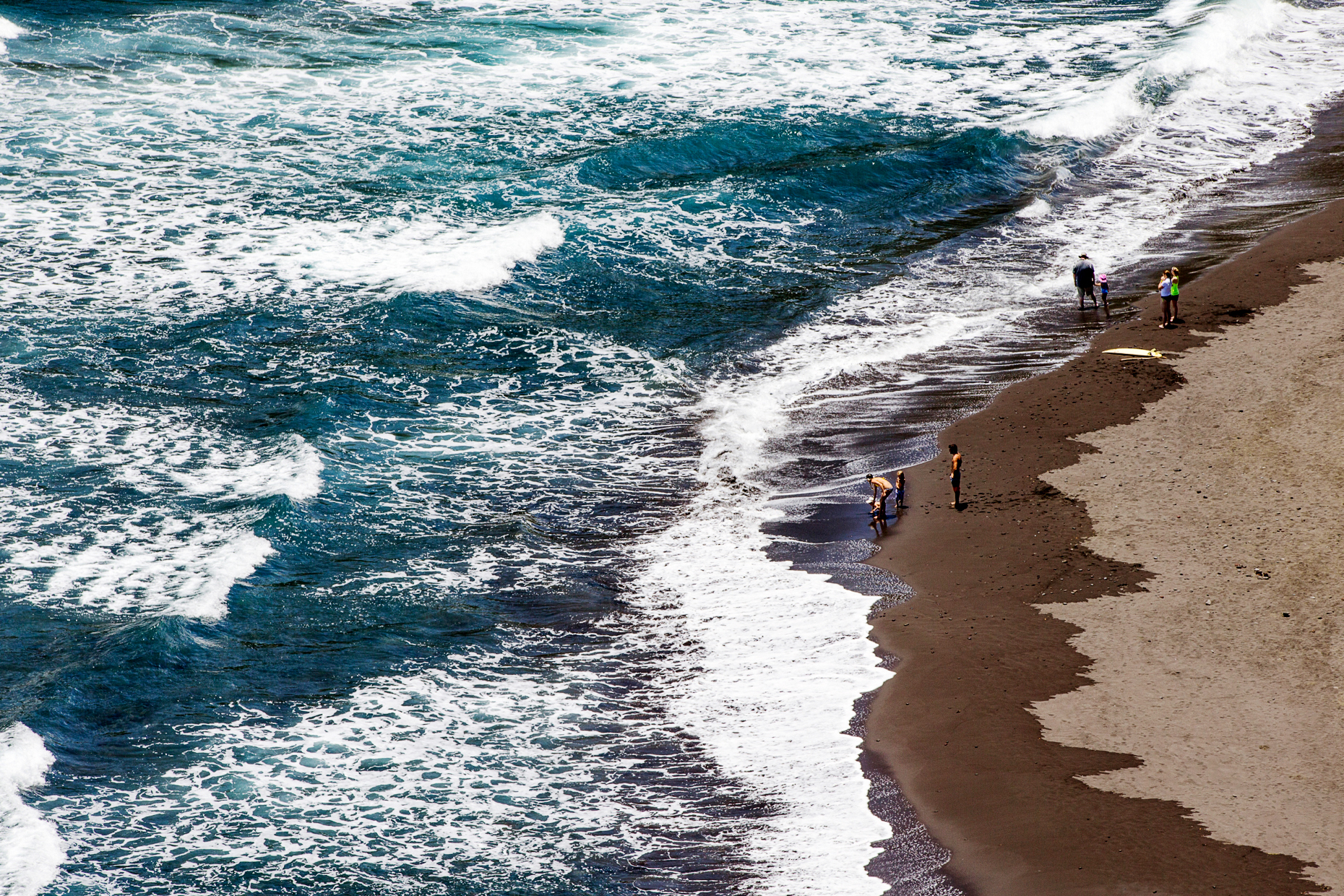 Visitors on beach at Akoakoa Point, Polulu Valley, Big Island of Hawai’i, Hawai’i, USA