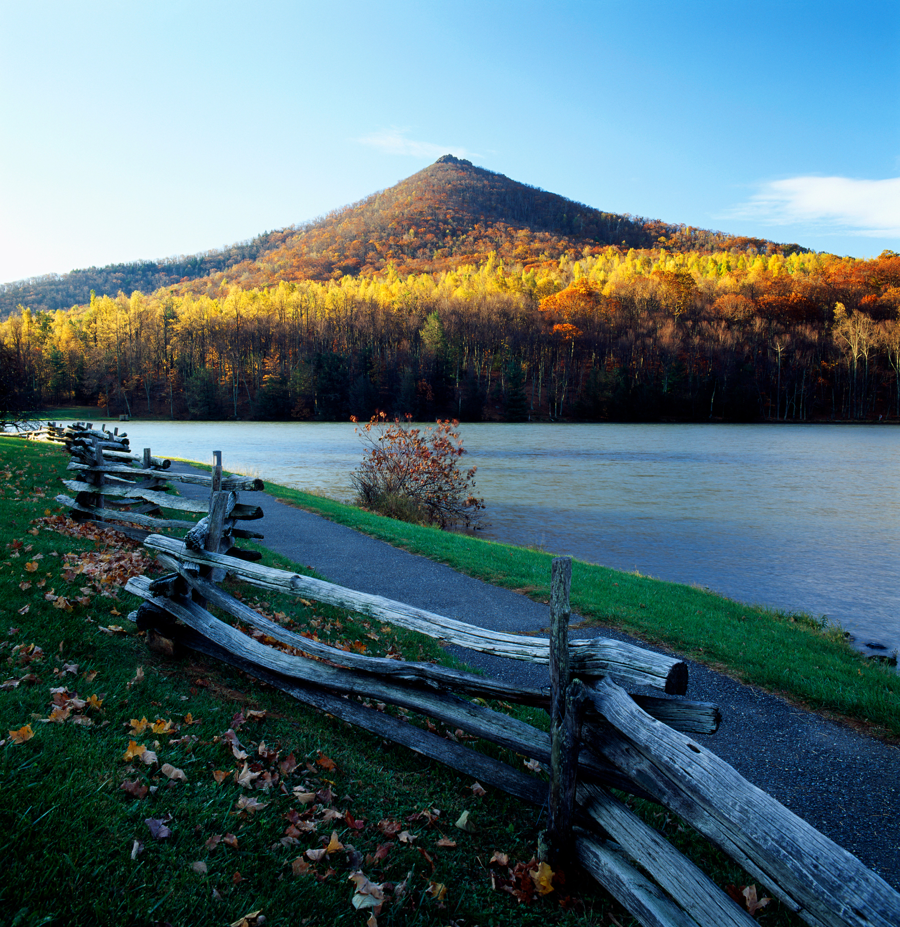 Autumn foliage at the Peaks of Otter in the Blue Ridge Mountains, Blue Ridge Parkway, Virginia, USA